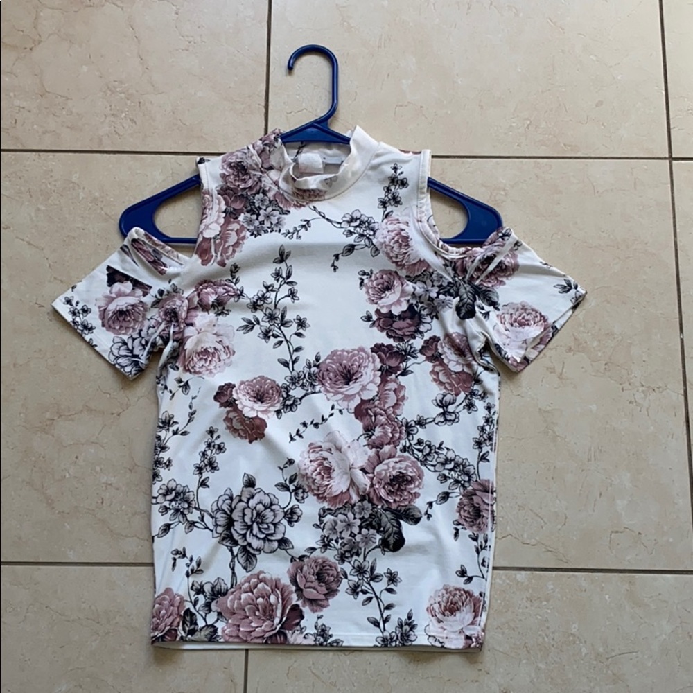 XS cold shoulder top. Gently used.